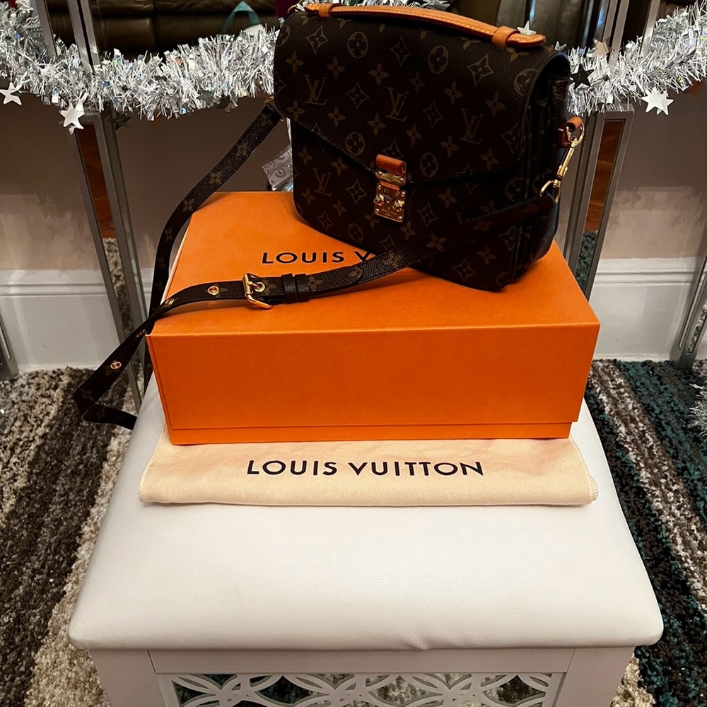 Authentictic Louis Vuitton Monogram Pochette Métis Bag.